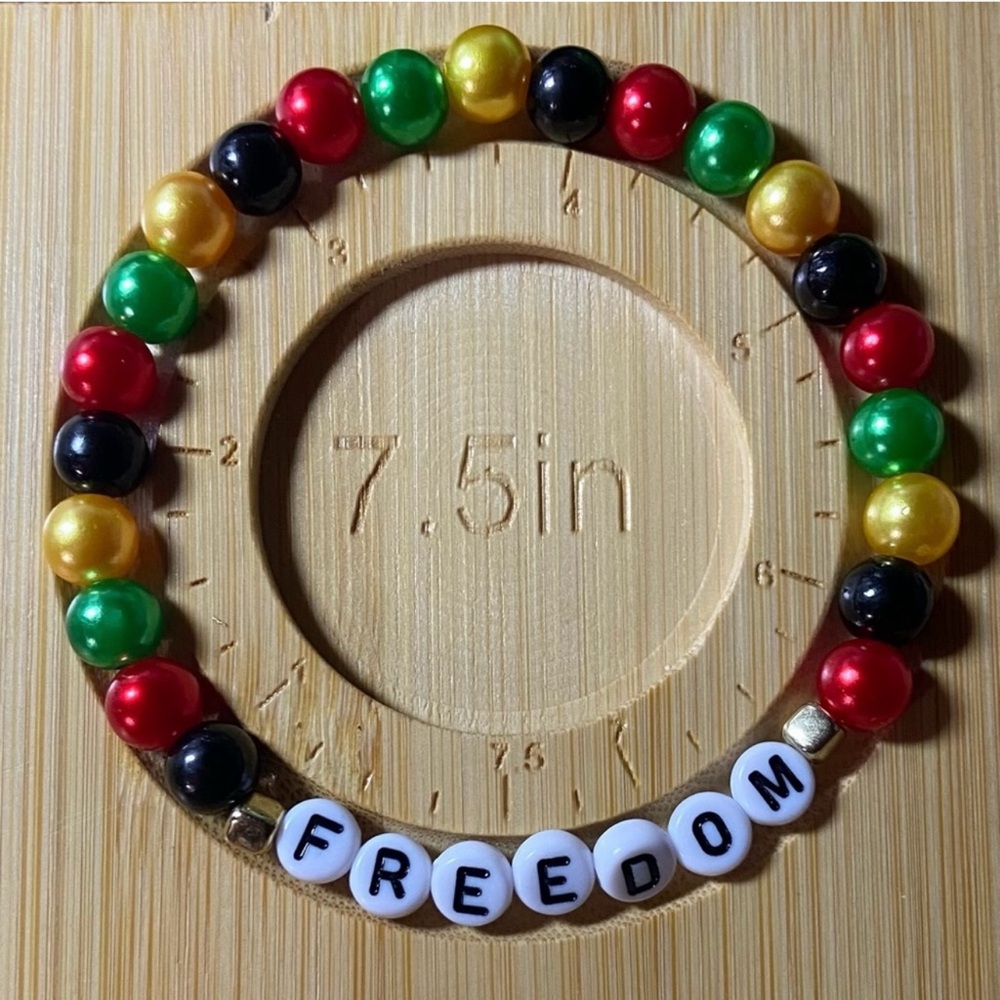 NWT Colorful Beaded Bracelet with 'FREEDOM' Lettering - Picture 1 of 2